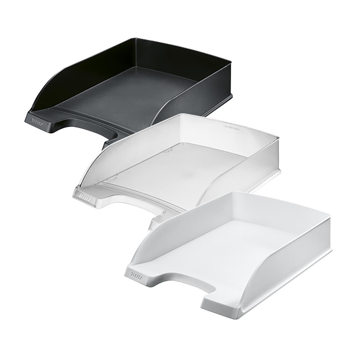 Tre brevkorgar i svart, vitt och transparent plast för dokumentorganisation