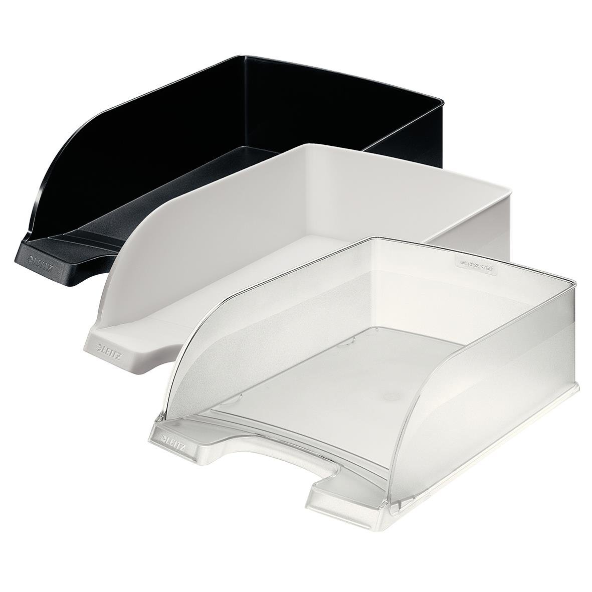 Tre brevkorgar i svart, vitt och transparenta plastmaterial