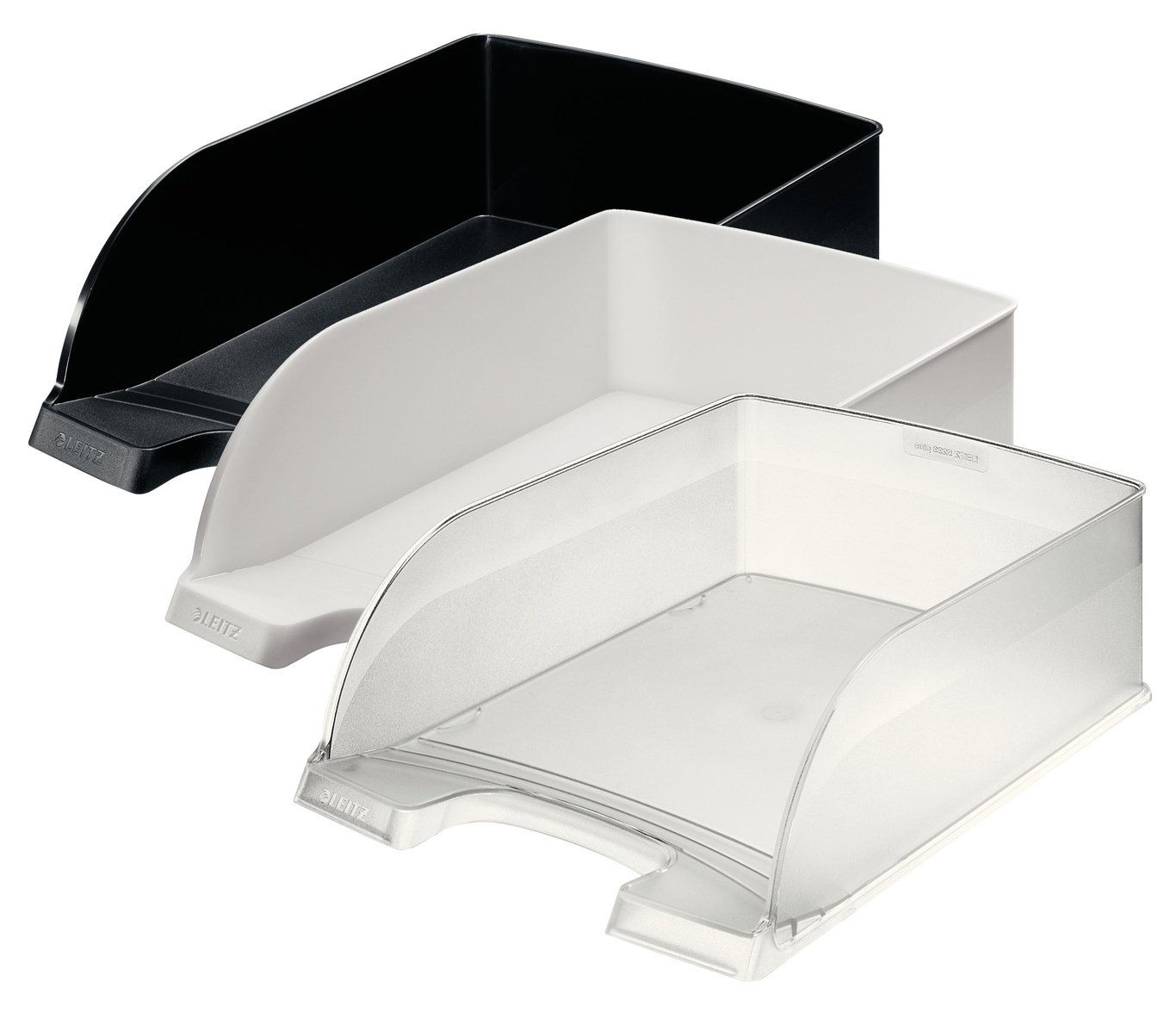 Tre brevkorgar i svart, vitt och transparenta plastmaterial